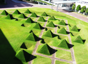 芝生のピラミッド群